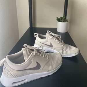 Women’s Nike sneakers!